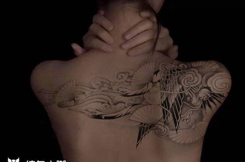 鹤纹身图片_背部新传统鹤纹身图案