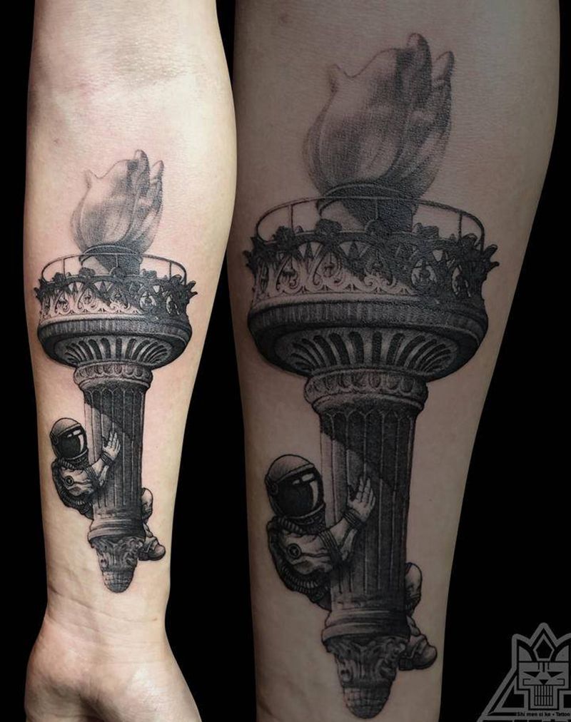 火炬&宇航员纹身图片_手臂欧美写实火炬宇航员自由女神纹身图案