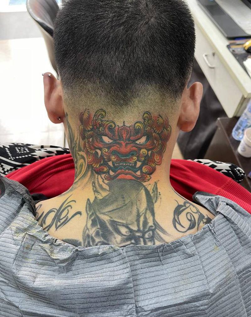 唐狮纹身图片_颈部老传统纹身图案