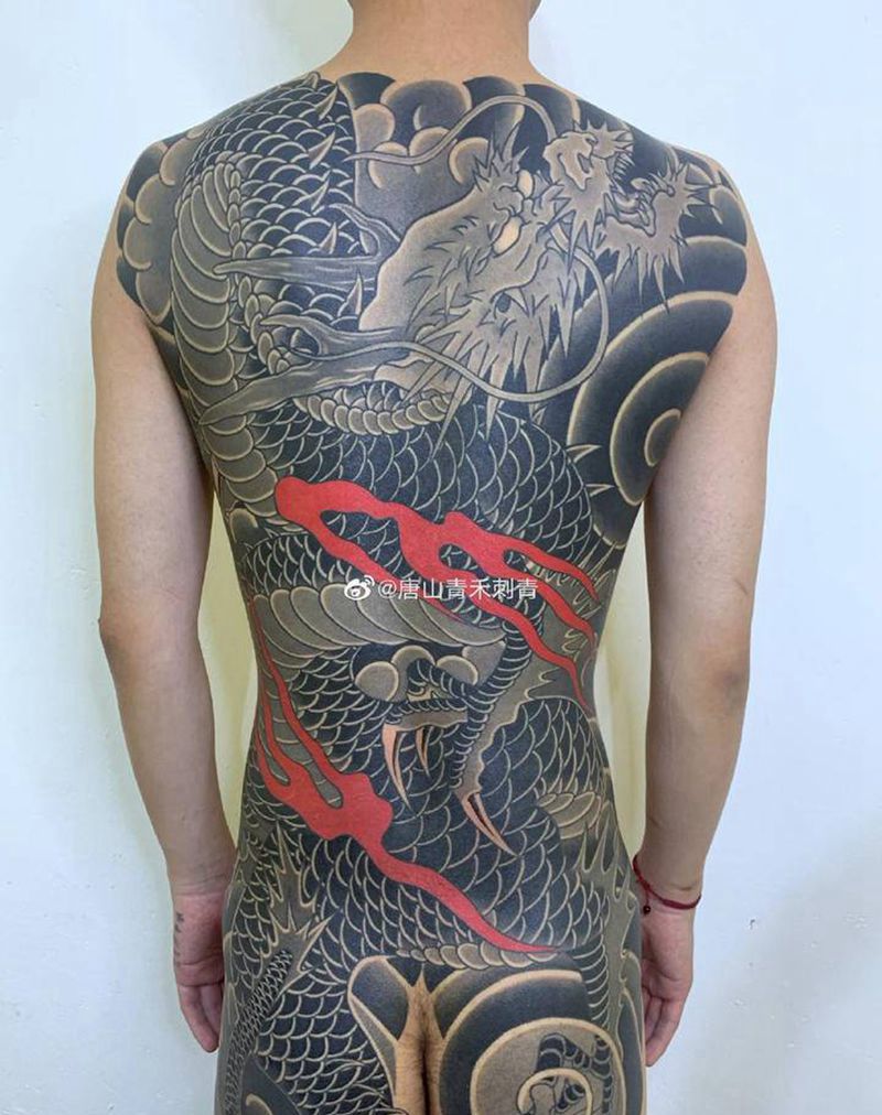 龙纹身图片_背部腿部老传统新传统纹身图案