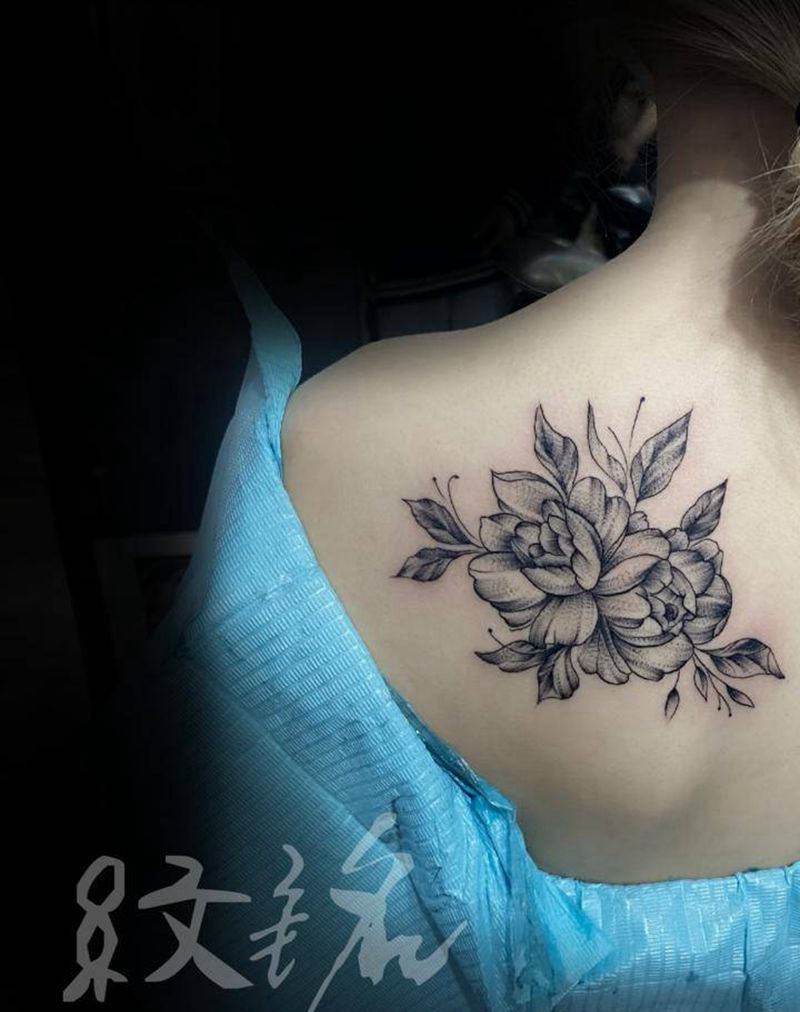 后肩素花纹身图片_背部素花纹身图案