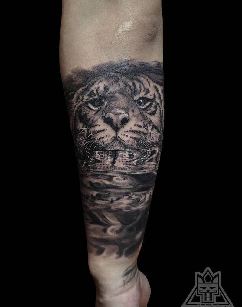 老虎在凫水纹身图片_手臂欧美写实老虎纹身图案