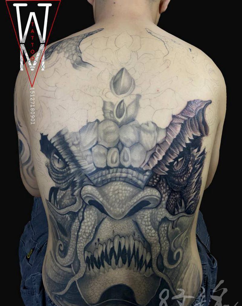 未完纹身图片_背部纹身图案