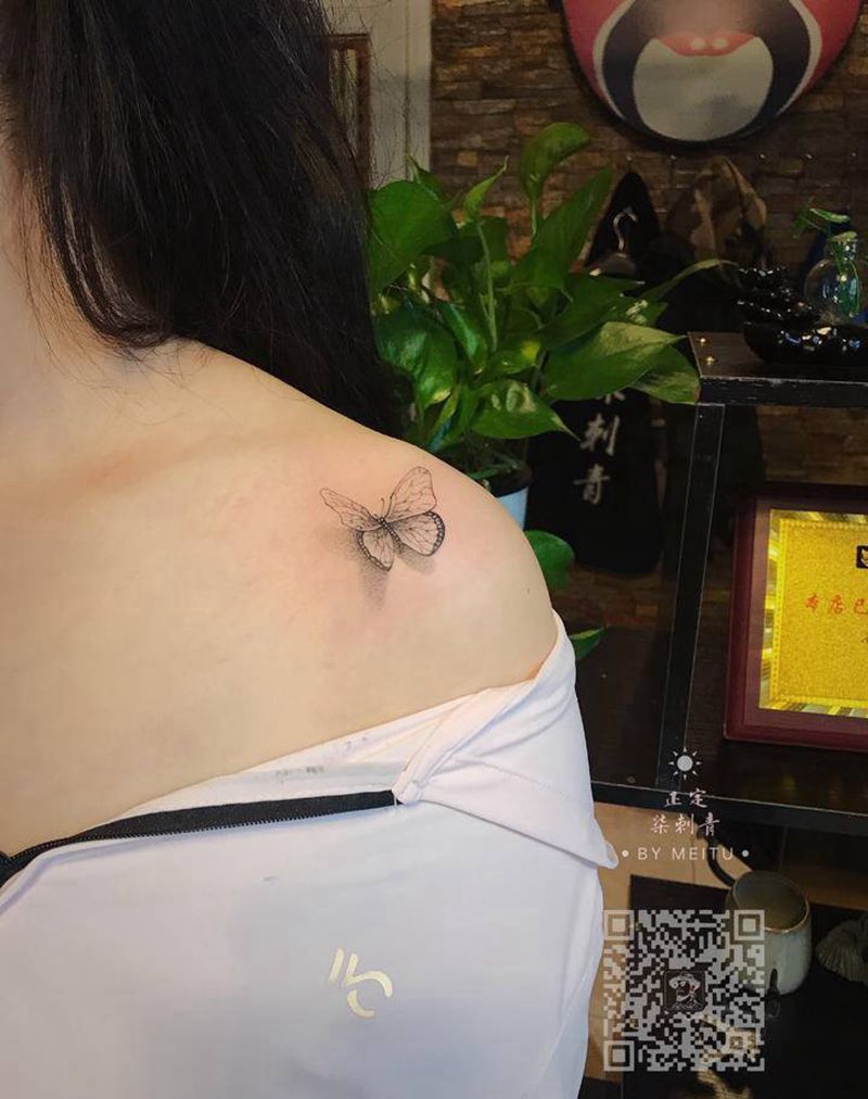 蝴蝶纹身图片_肩部胸部点刺几何纹身图案