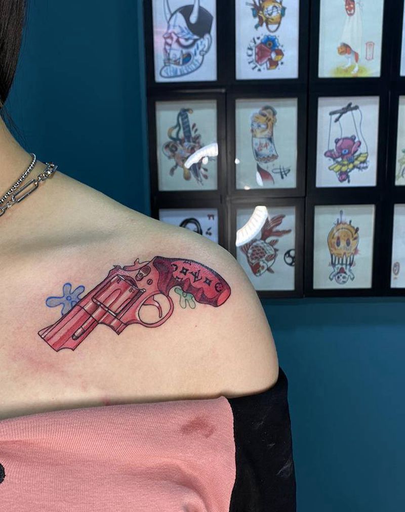 手枪纹身图片_肩部Old School手枪纹身图案