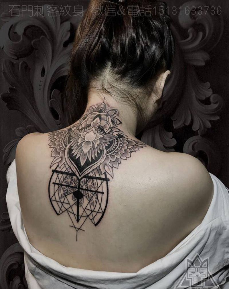 图腾梵花纹身图片_颈部背部图腾点刺梵花纹身图案