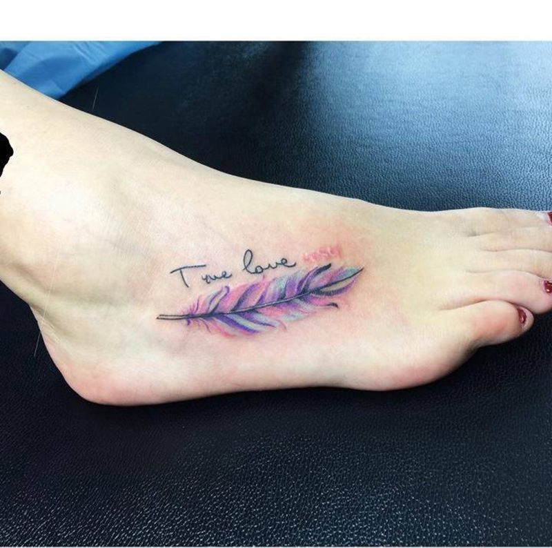 很少女的一款羽毛纹身图片_成品脚部清新静物原创重彩卡通几何纹身图案