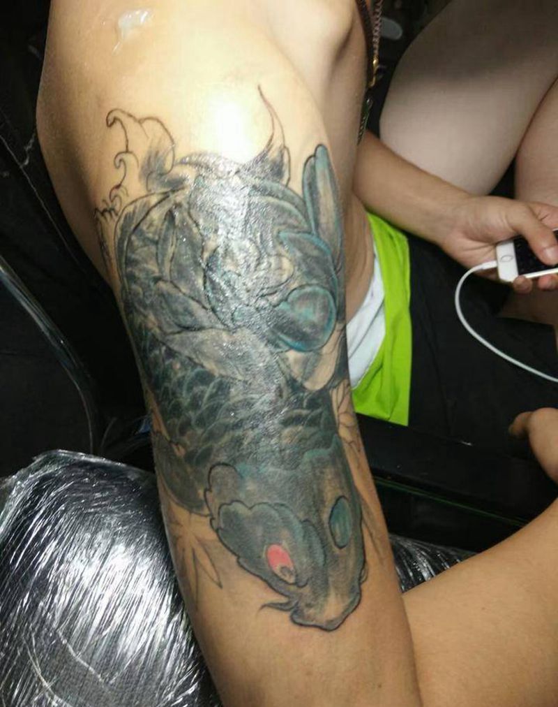 锦鲤纹身图片_手臂新传统鱼纹身图案