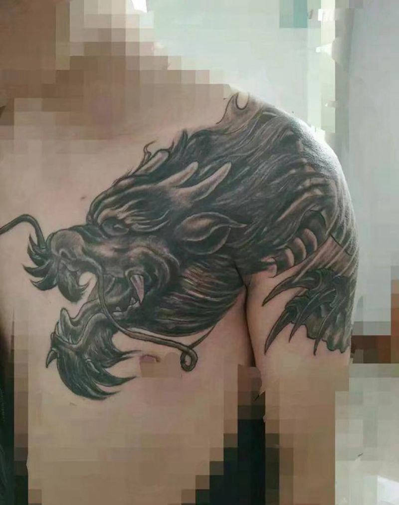 腾龙纹身图片_肩部新传统龙纹身图案