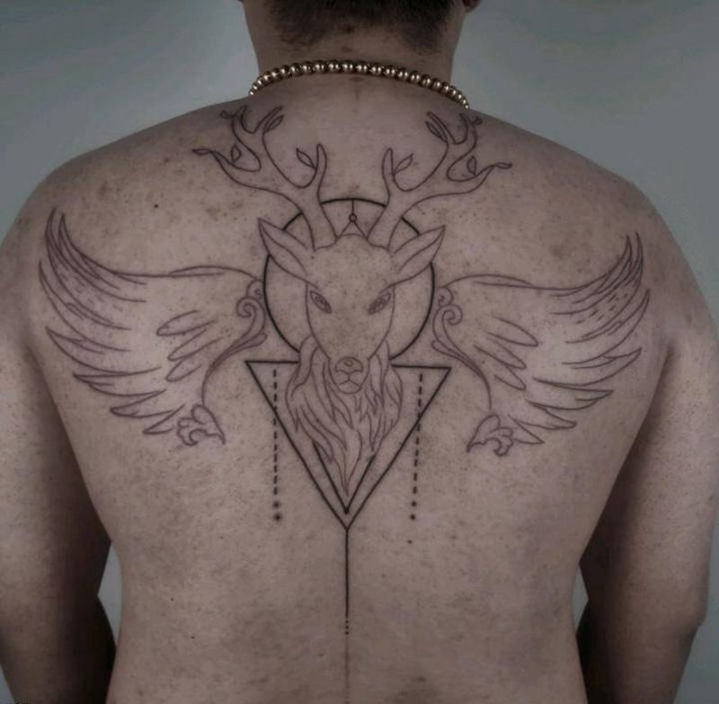 鹿纹身图片_背部欧美写实鹿纹身图案