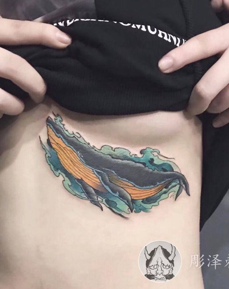 鲸鱼纹身图片_胸部New School纹身图案