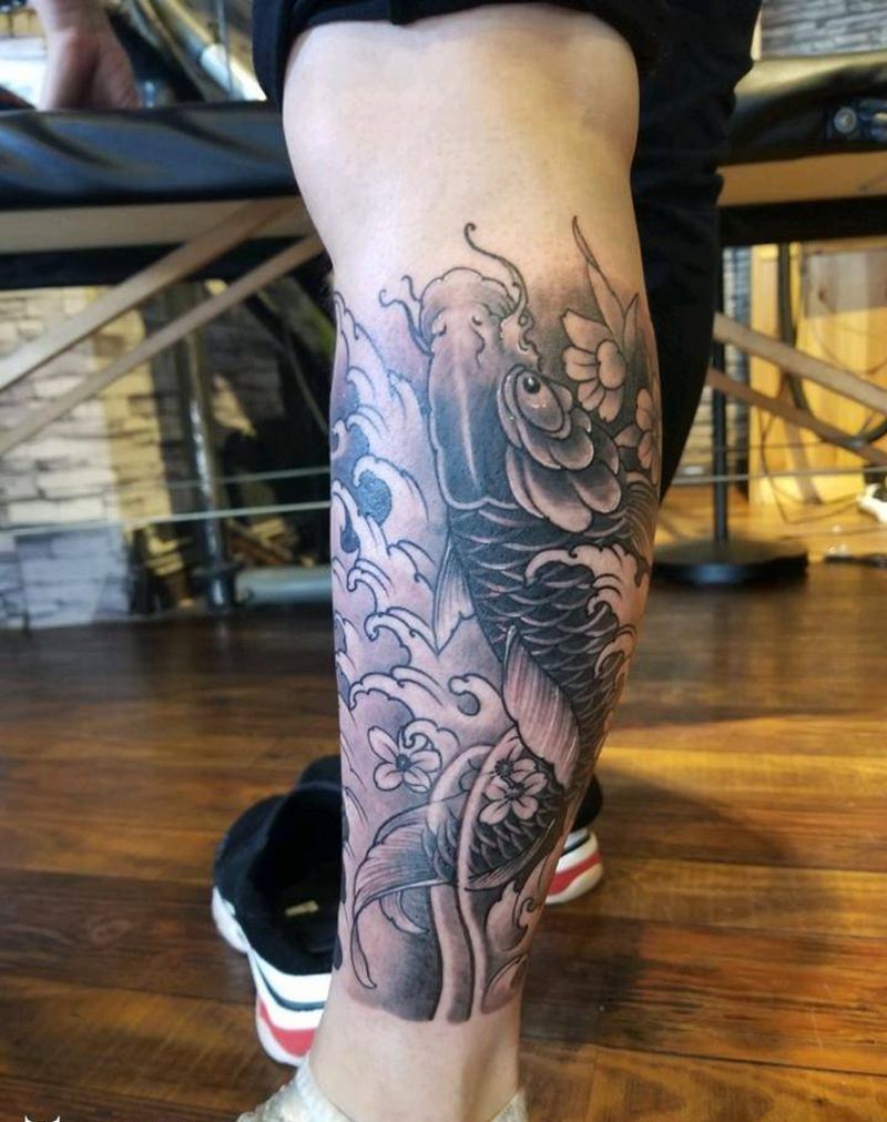 抱小腿纹身图片