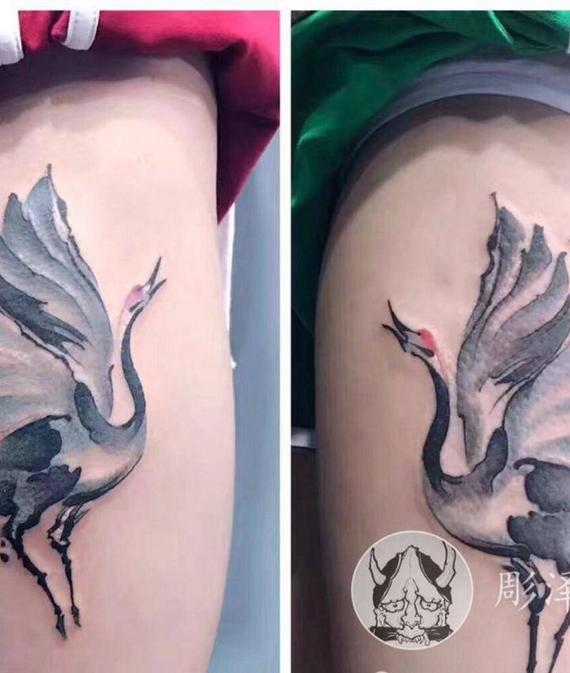 鹤纹身图片_腿部水墨纹身图案