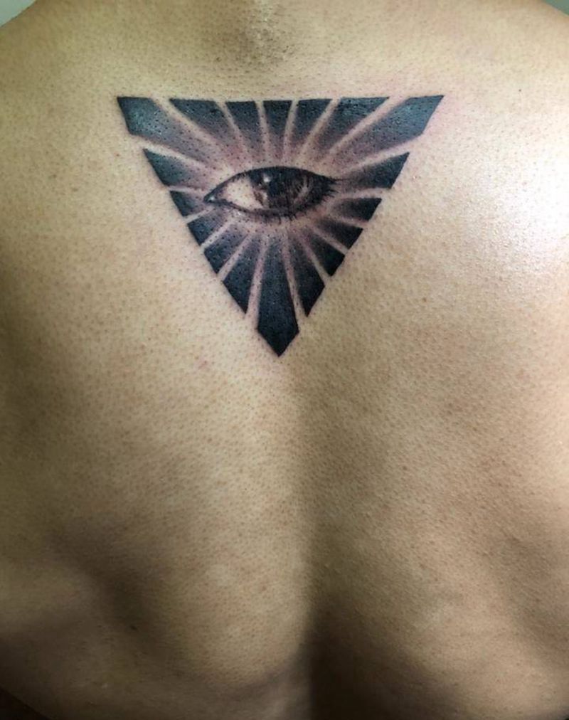 真视之眼纹身图片_背部欧美写实纹身图案