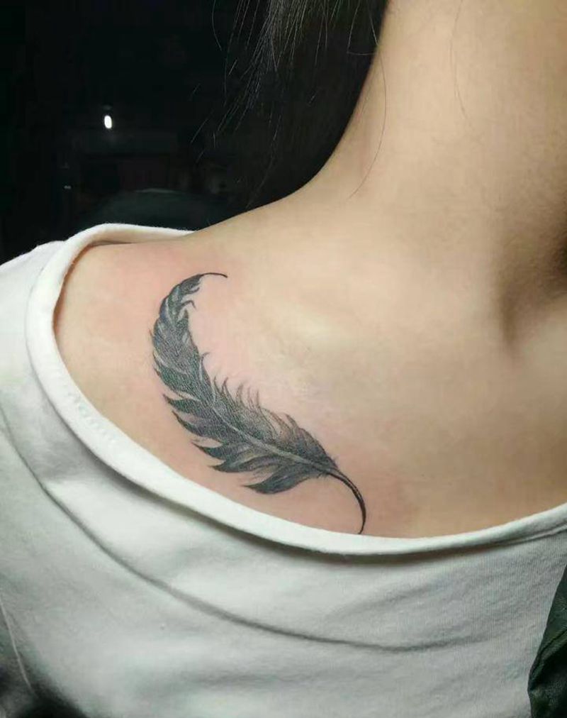 羽毛纹身图片_胸部欧美写实羽毛纹身图案