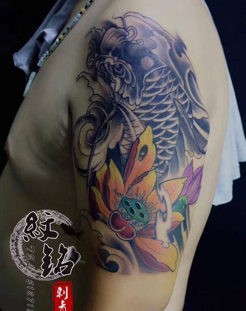 大臂鲤鱼纹身图片