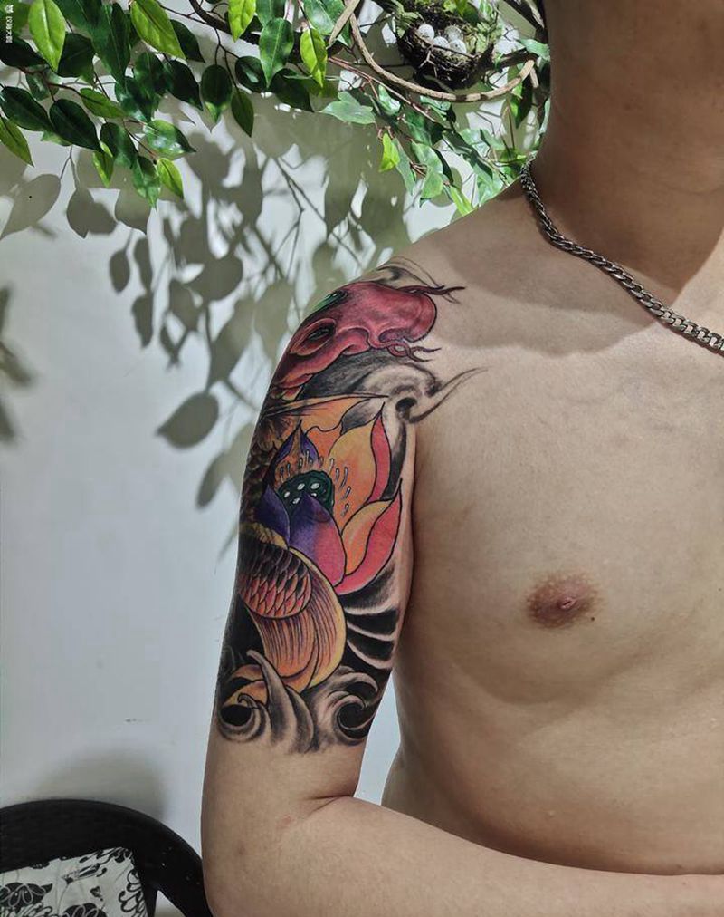 彩色锦鲤纹身图片_手臂新传统锦鲤荷花纹身图案