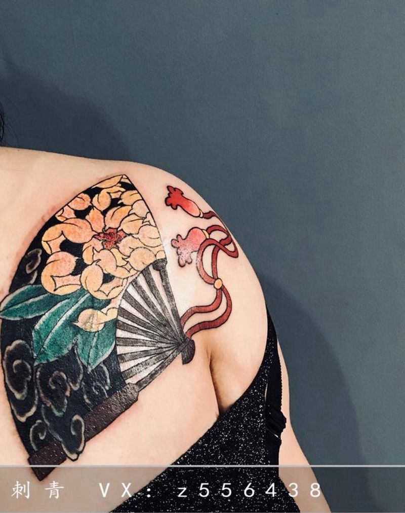 扇子遮盖纹身图片_胸部老传统纹身图案
