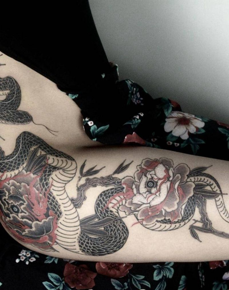 蛇与花纹身图片_腿部臀部新传统老传统蛇牡丹纹身图案