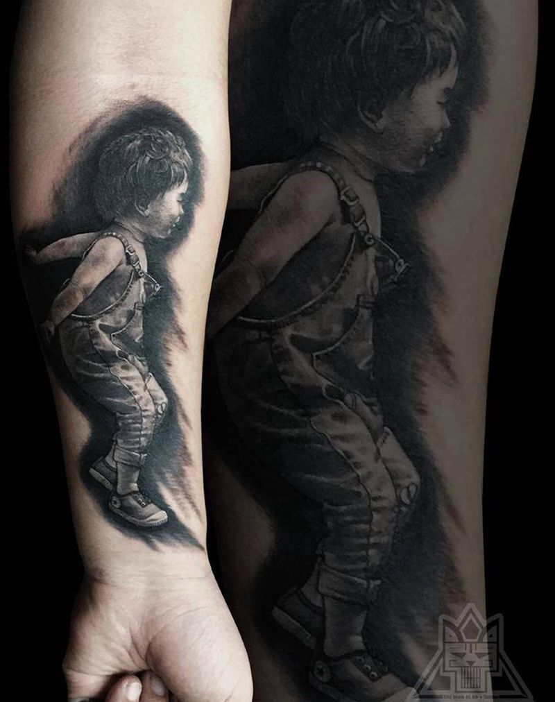 穿着帆布鞋的跳跃旋转小男孩纹身图片_成品手臂欧美写实肖像人物纹身图案