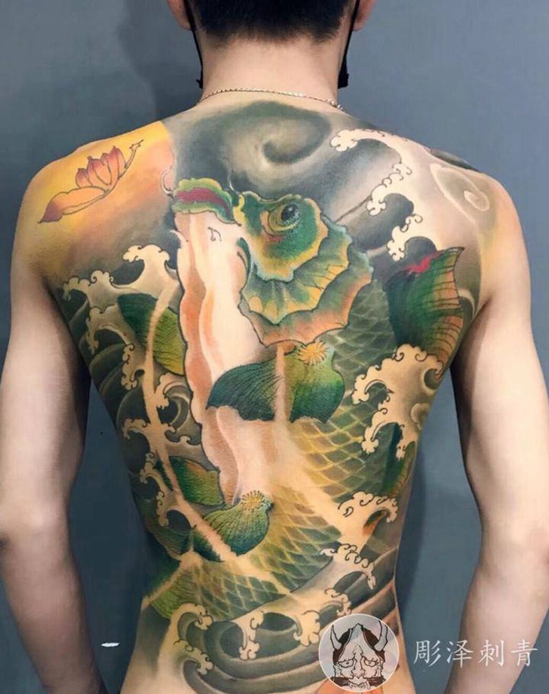 鱼纹身图片_背部新传统纹身图案