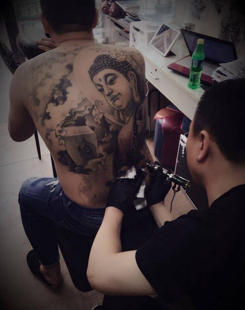 工作照纹身图片_背部纹身图案