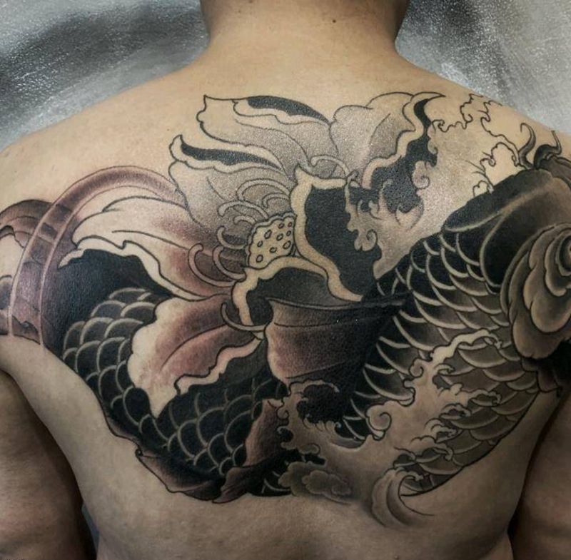 大鱼纹身图片_背部新传统鱼纹身图案