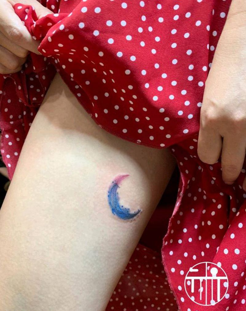 疤痕遮盖纹身图片_腿部水彩月亮纹身图案