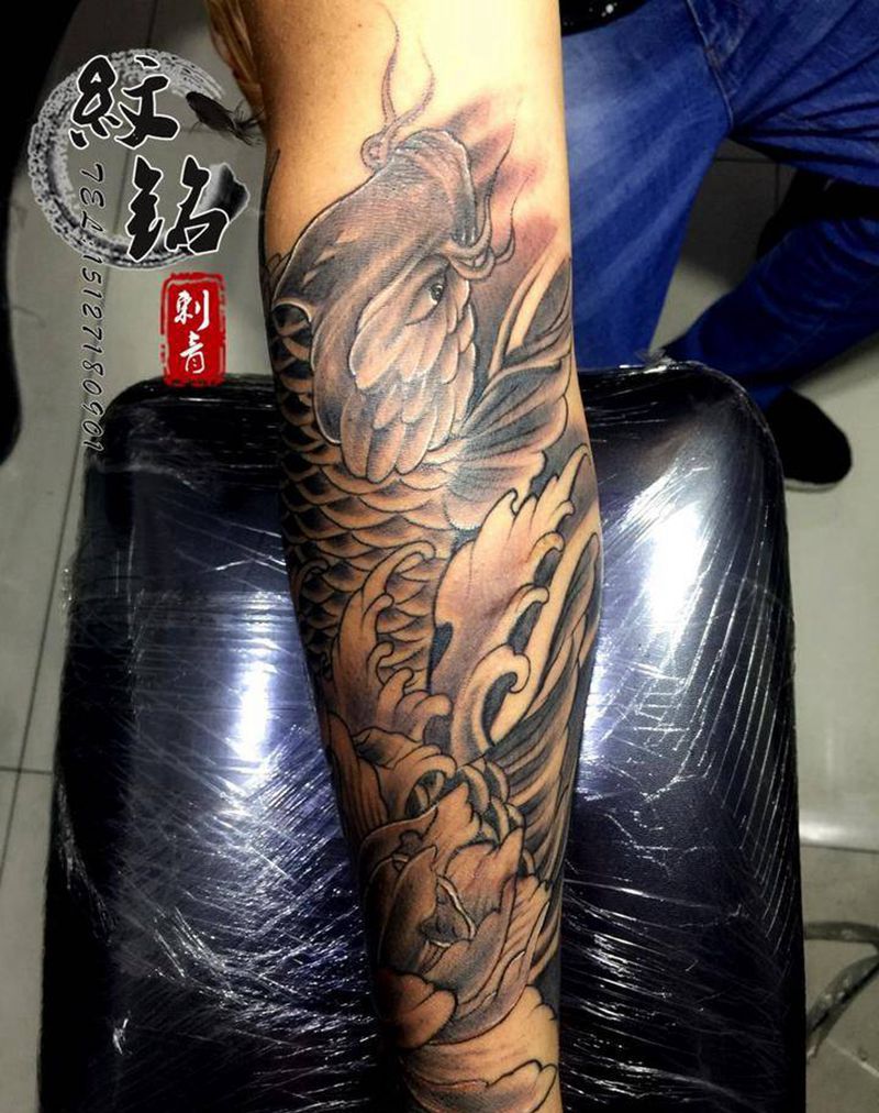 小臂鲤鱼纹身图片