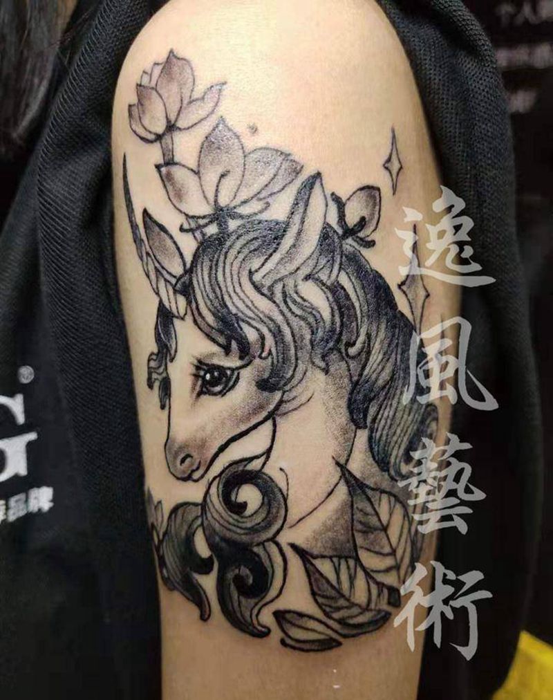 萌新马儿纹身图片_肩部New School马纹身图案