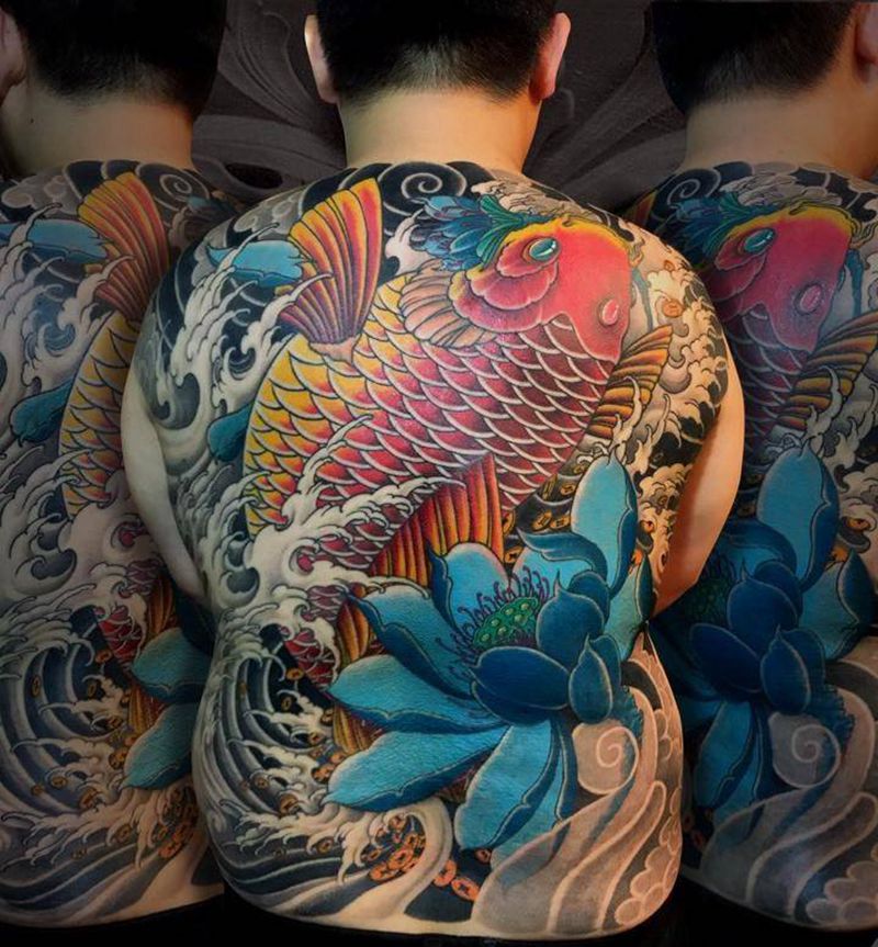 富贵有余纹身图片_背部老传统新传统鲤鱼纹身图案