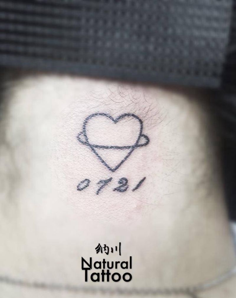 为你旋转纹身图片_成品颈部清新图腾几何卡通纹身图案