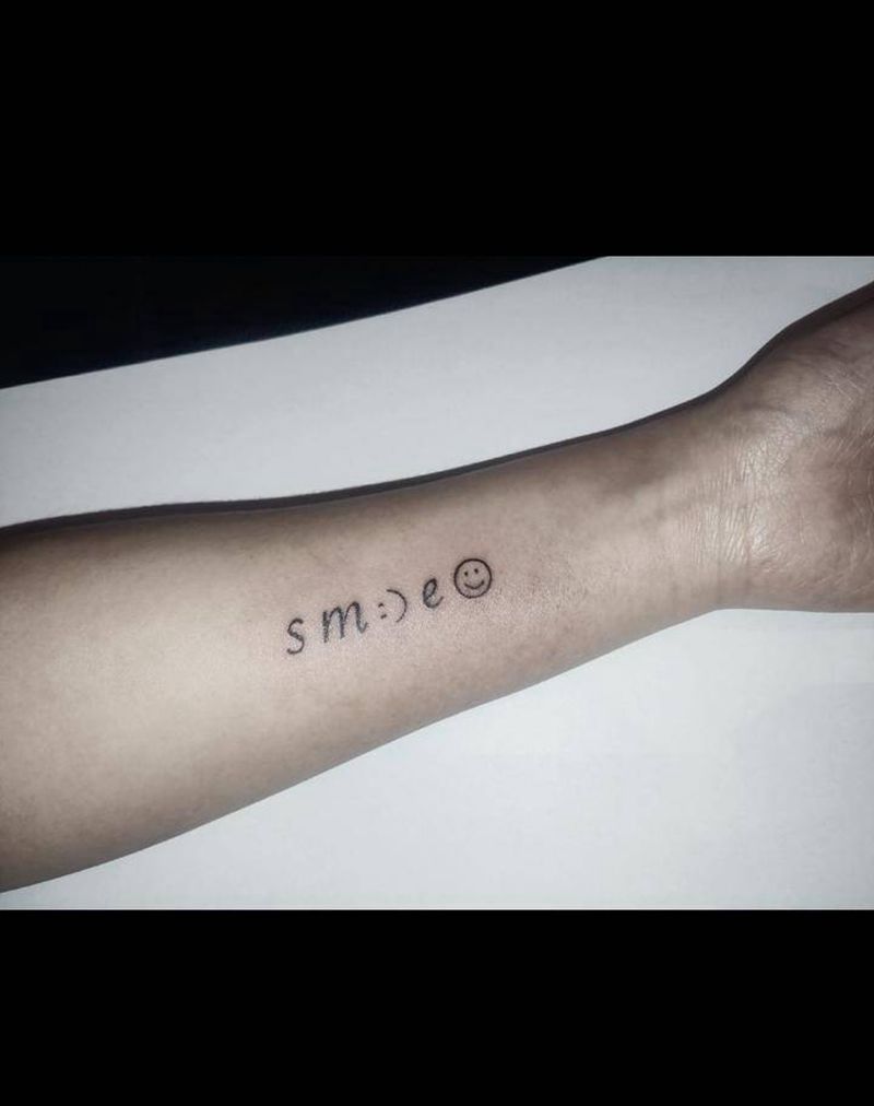 笑脸纹身图片_手臂纹身图案
