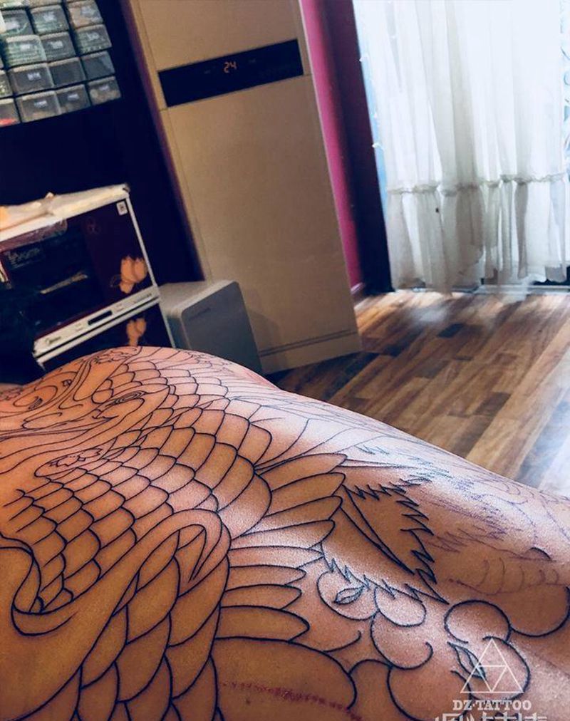 满背鹤纹身图片