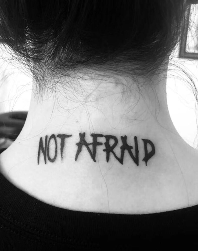 字母纹身图片_几何字符颈部纹身图案