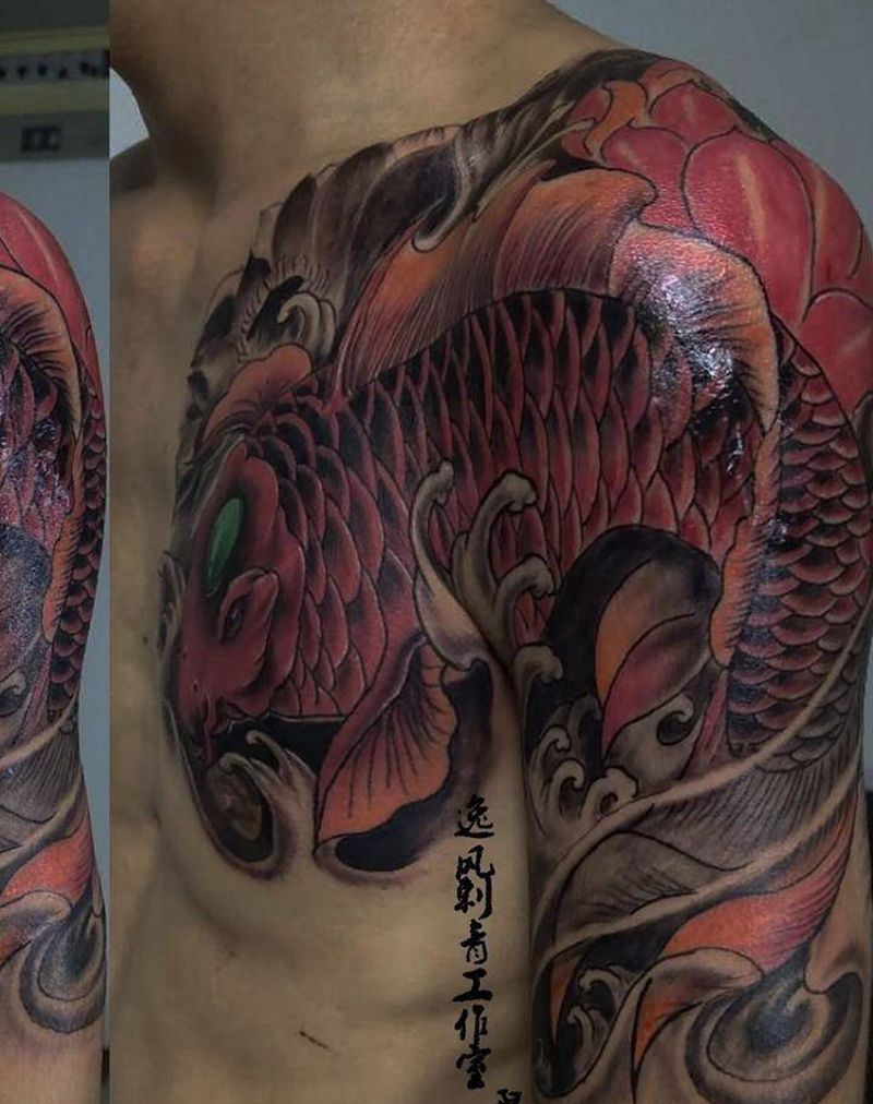 半甲锦鲤纹身图片_胸部肩部新传统鱼纹身图案