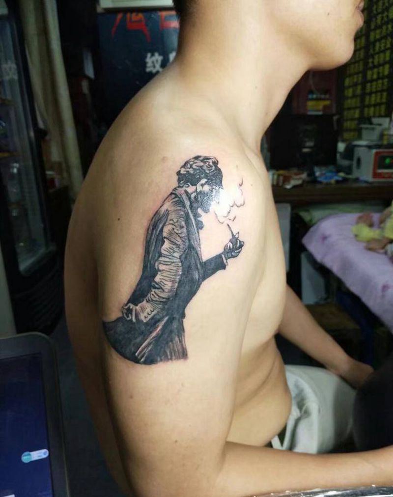 烟斗男人纹身图片_肩部几何点刺人物纹身图案