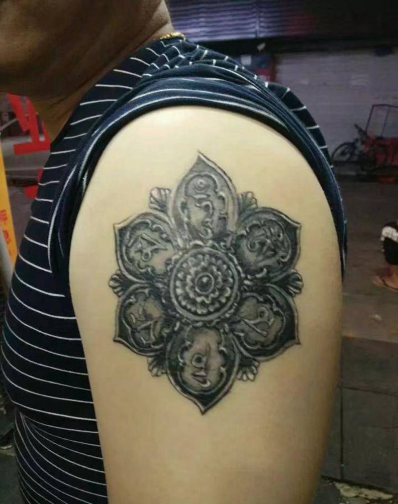 六字真言梵花纹身图片_手臂欧美写实花纹身图案