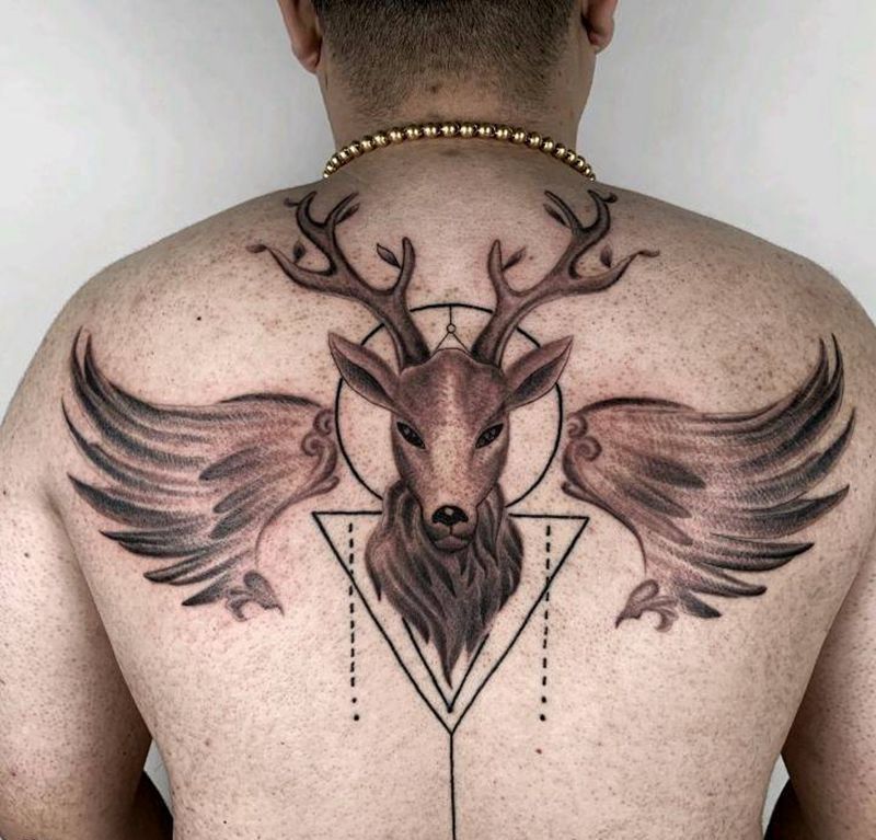 鹿纹身图片_背部欧美写实鹿纹身图案