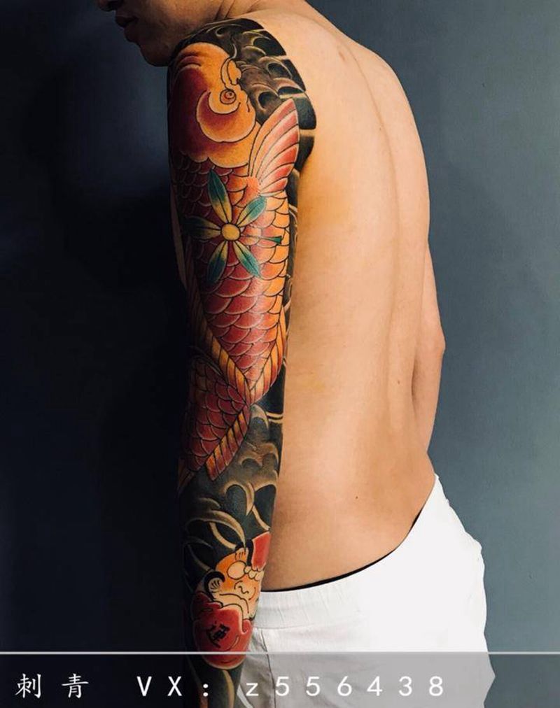 枫叶真鲤纹身图片_手臂老传统纹身图案