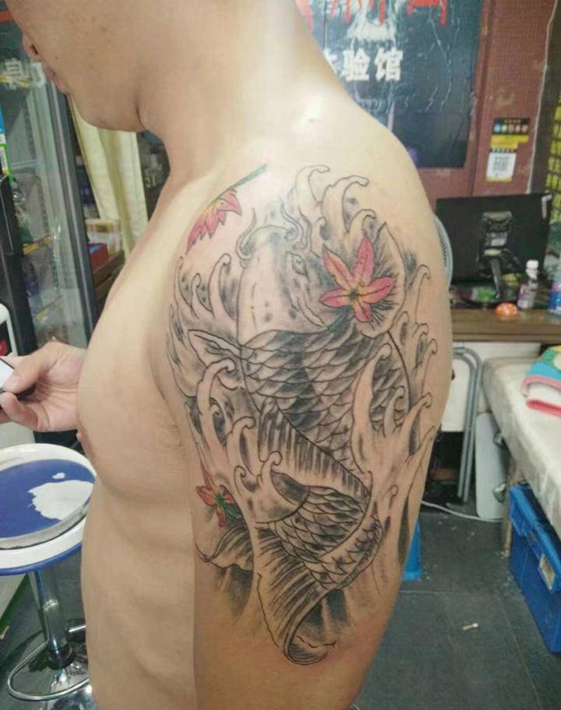 鲤鱼纹身图片_肩部新传统鱼纹身图案