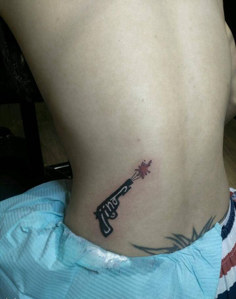 手枪纹身图片_臀部手臂手部脚部纹身图案