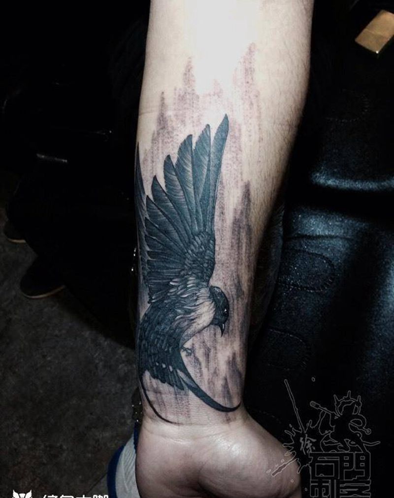 燕子纹身图片_成品手臂写实传统纹身图案