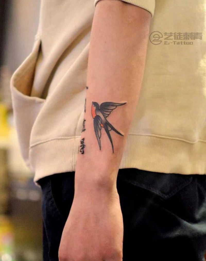 School 燕子纹身图片_手臂New School纹身图案