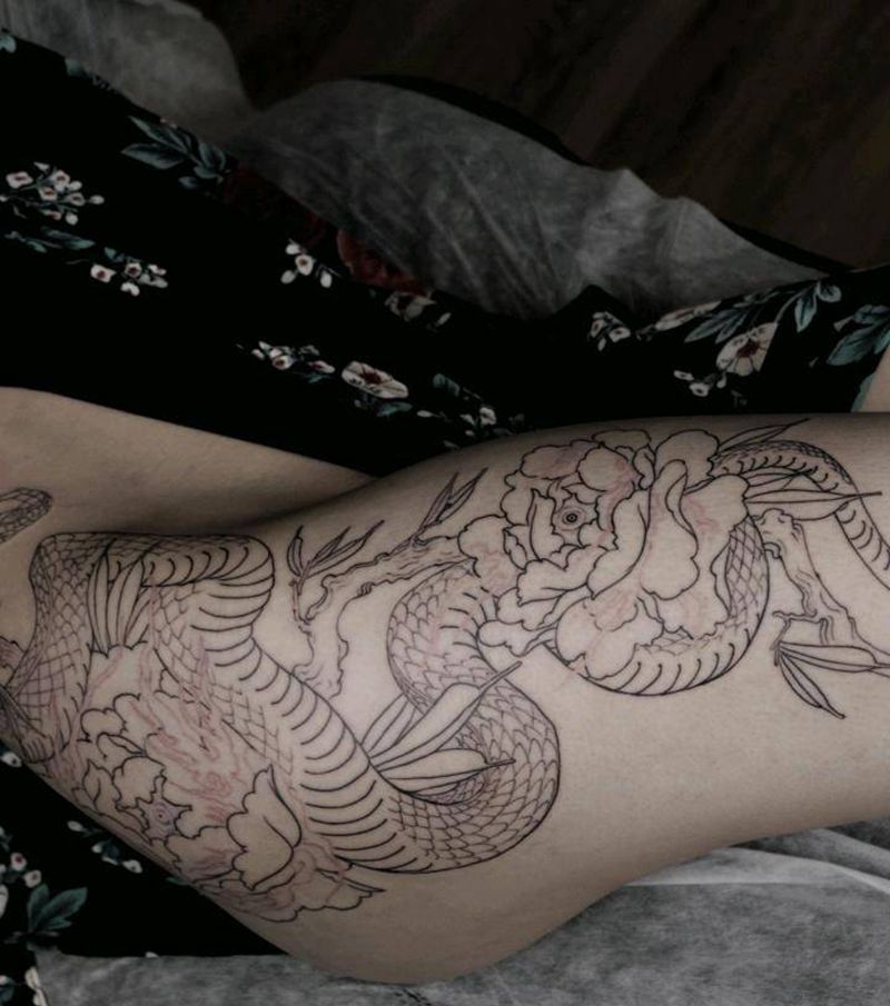 蛇与花纹身图片_臀部新传统蛇纹身图案