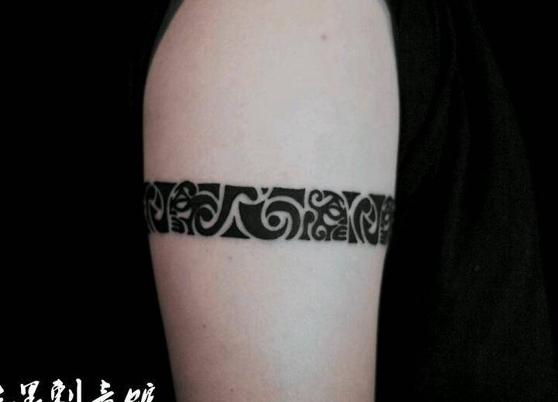 图腾臂环纹身图片