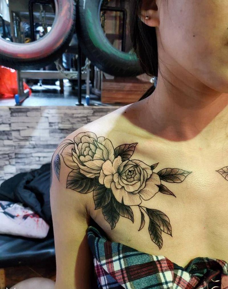 素花题材纹身图片_胸部点刺纹身图案