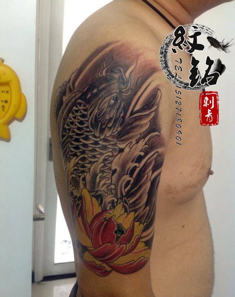 大臂鲤鱼纹身图片