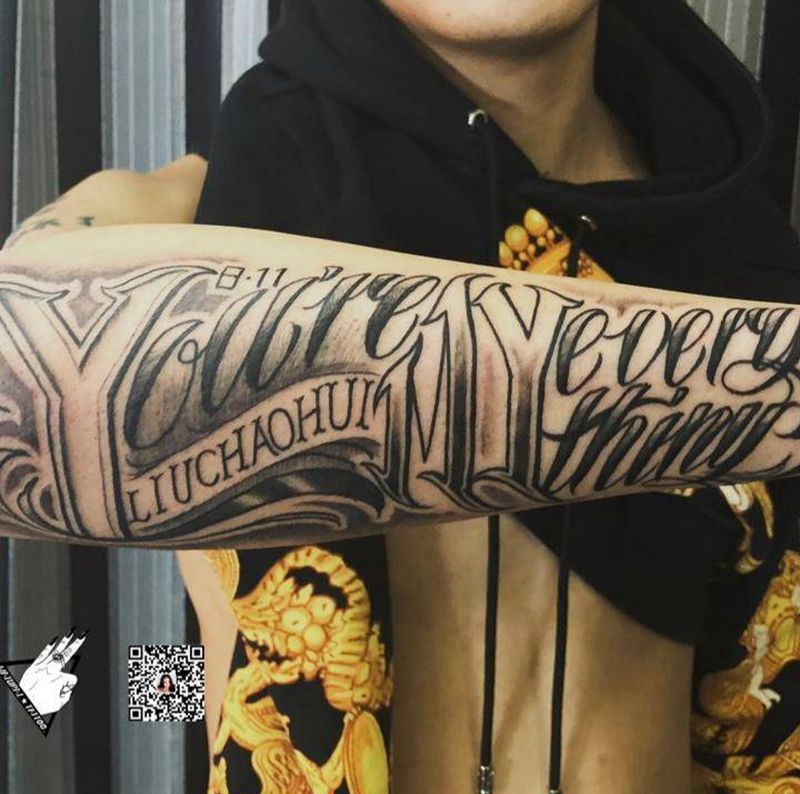 chicano花体英文纹身图片_手臂花体字几何chicano纹身图案