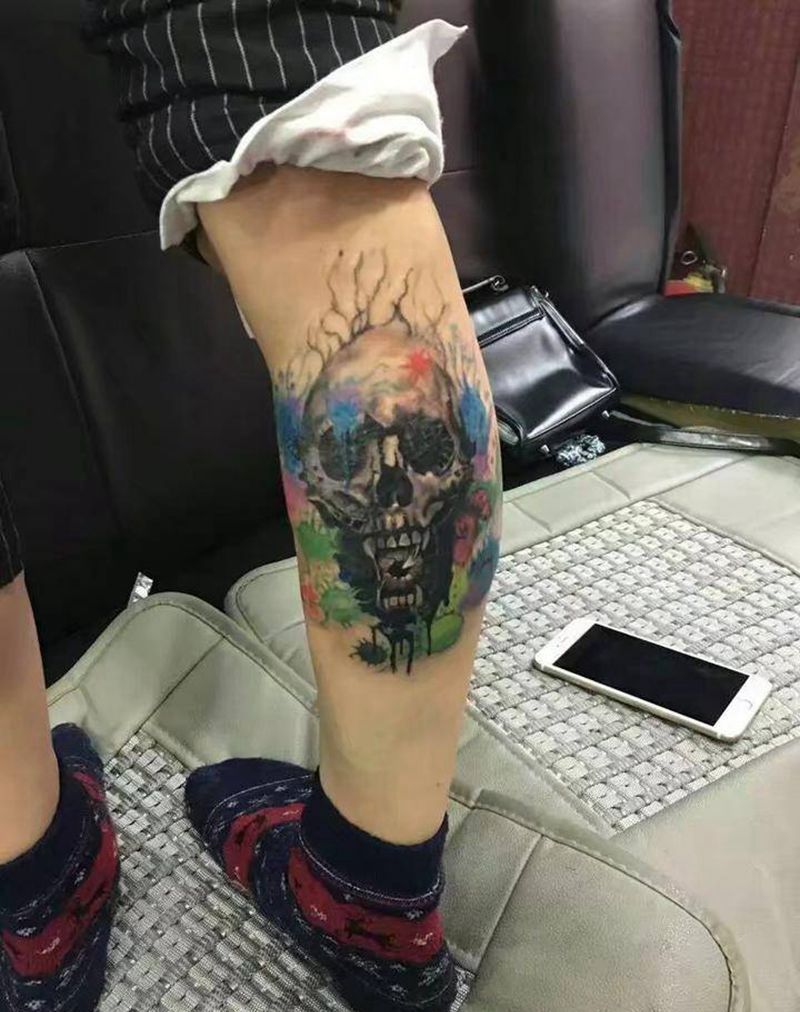 泼墨骷髅纹身图片_臀部水彩欧美写实骷髅纹身图案